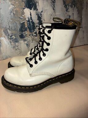Genuine Dr Martens  Airwaves Women’s  Leather  White Boots Size 5